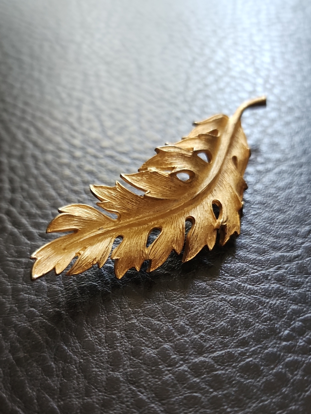 VTG Coro Gold Leaf Brooch Pin - Classic Women Accessories